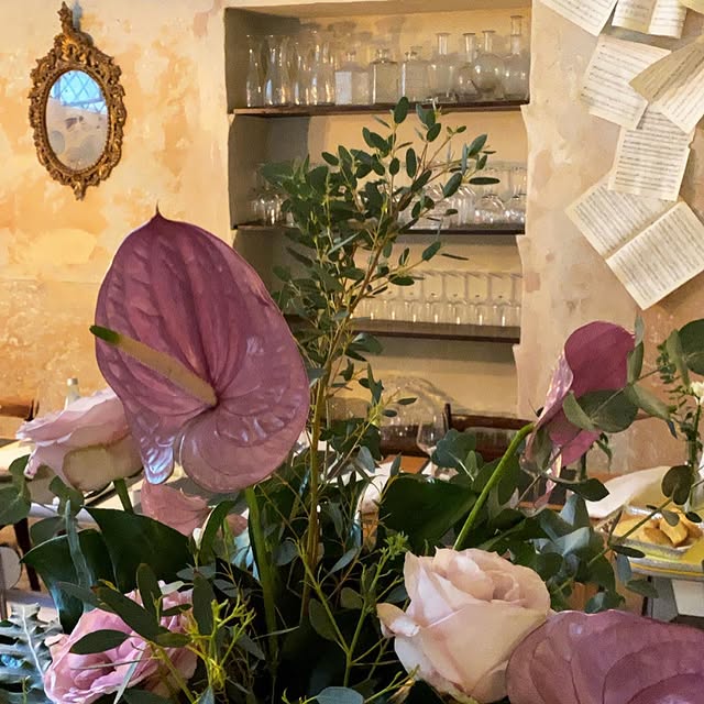 Composizione floreale in sala