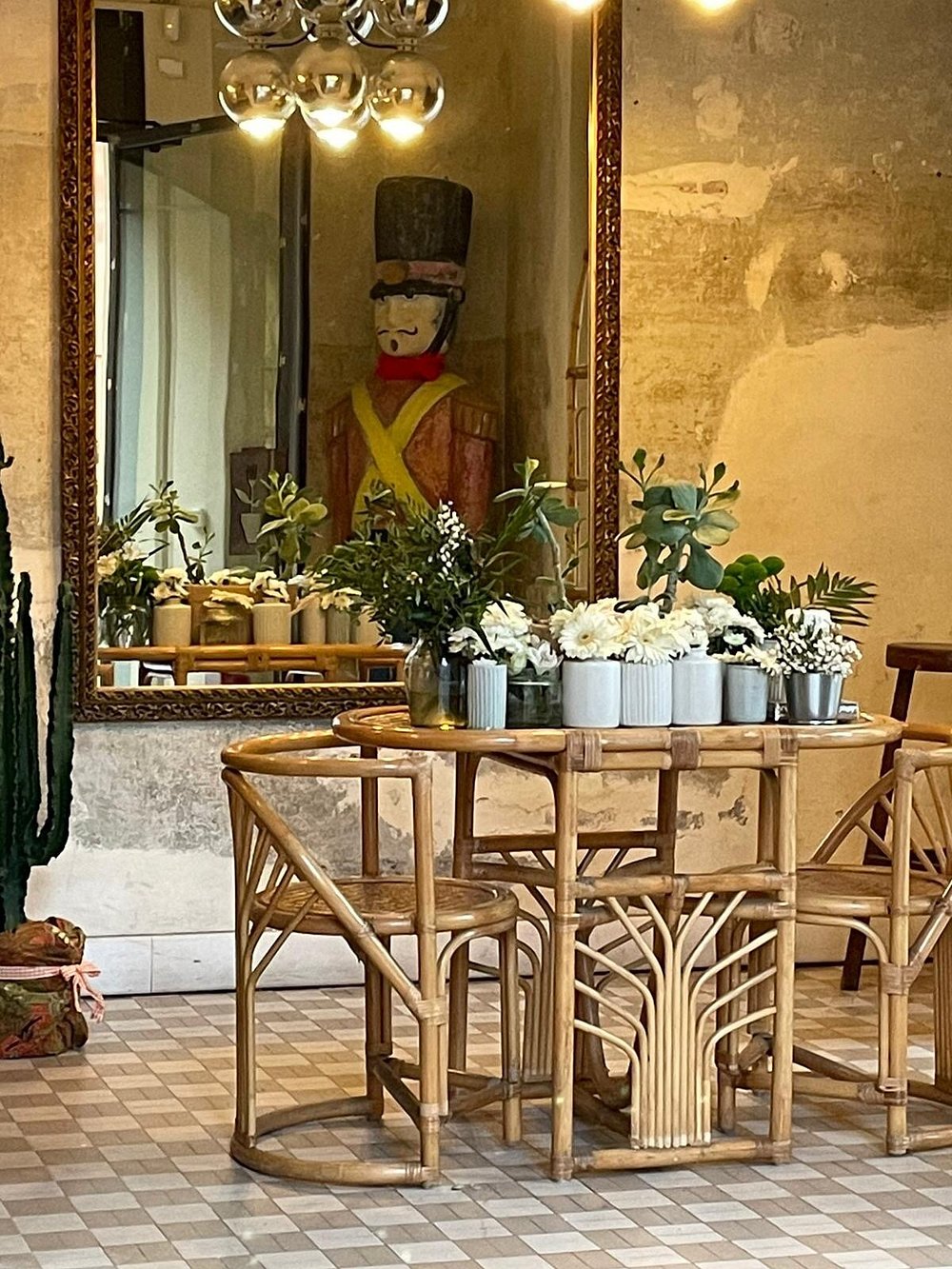 Interno con rattan e soldatino